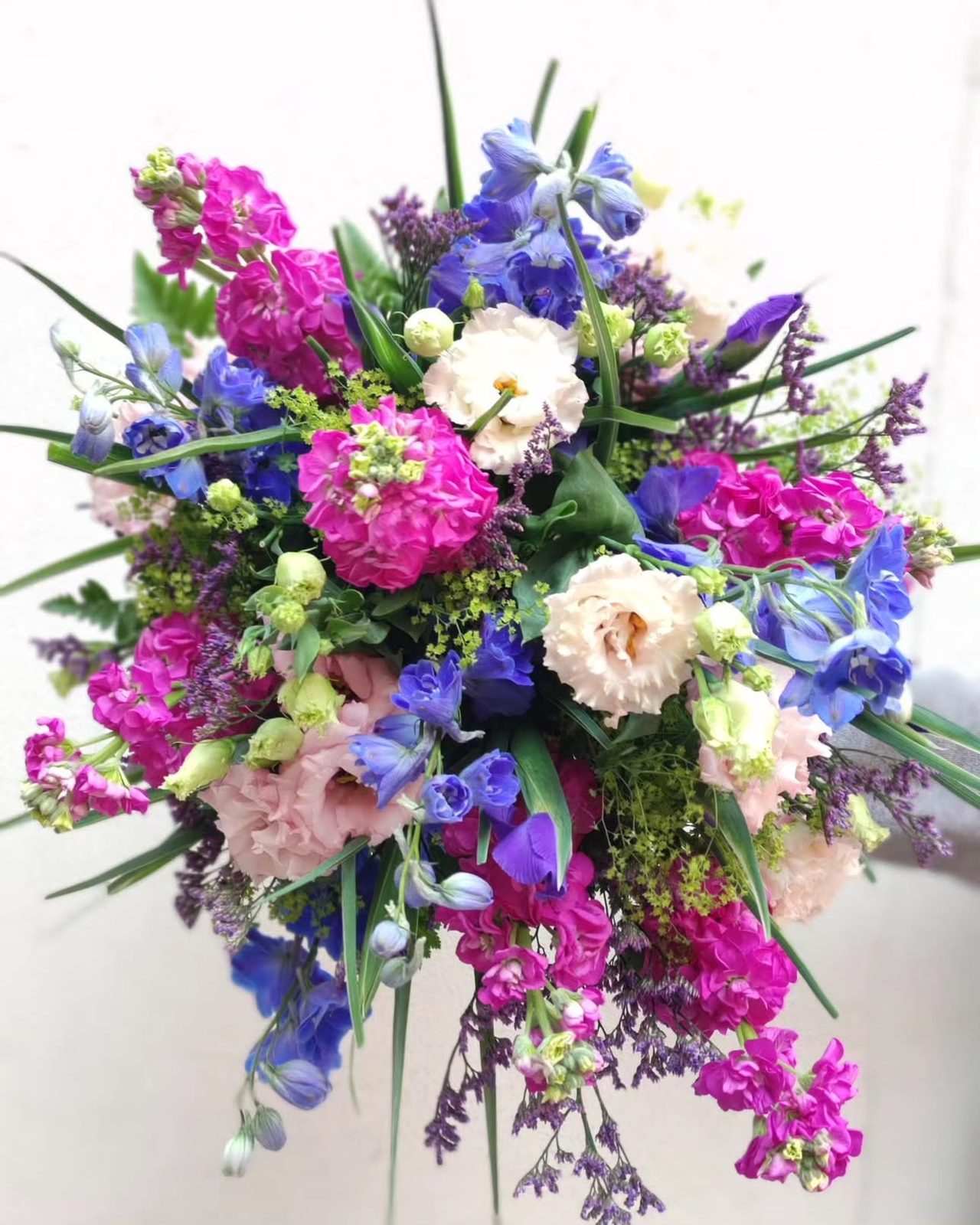 Bouquet de mariée : roses, pois de senteur et delphiniums