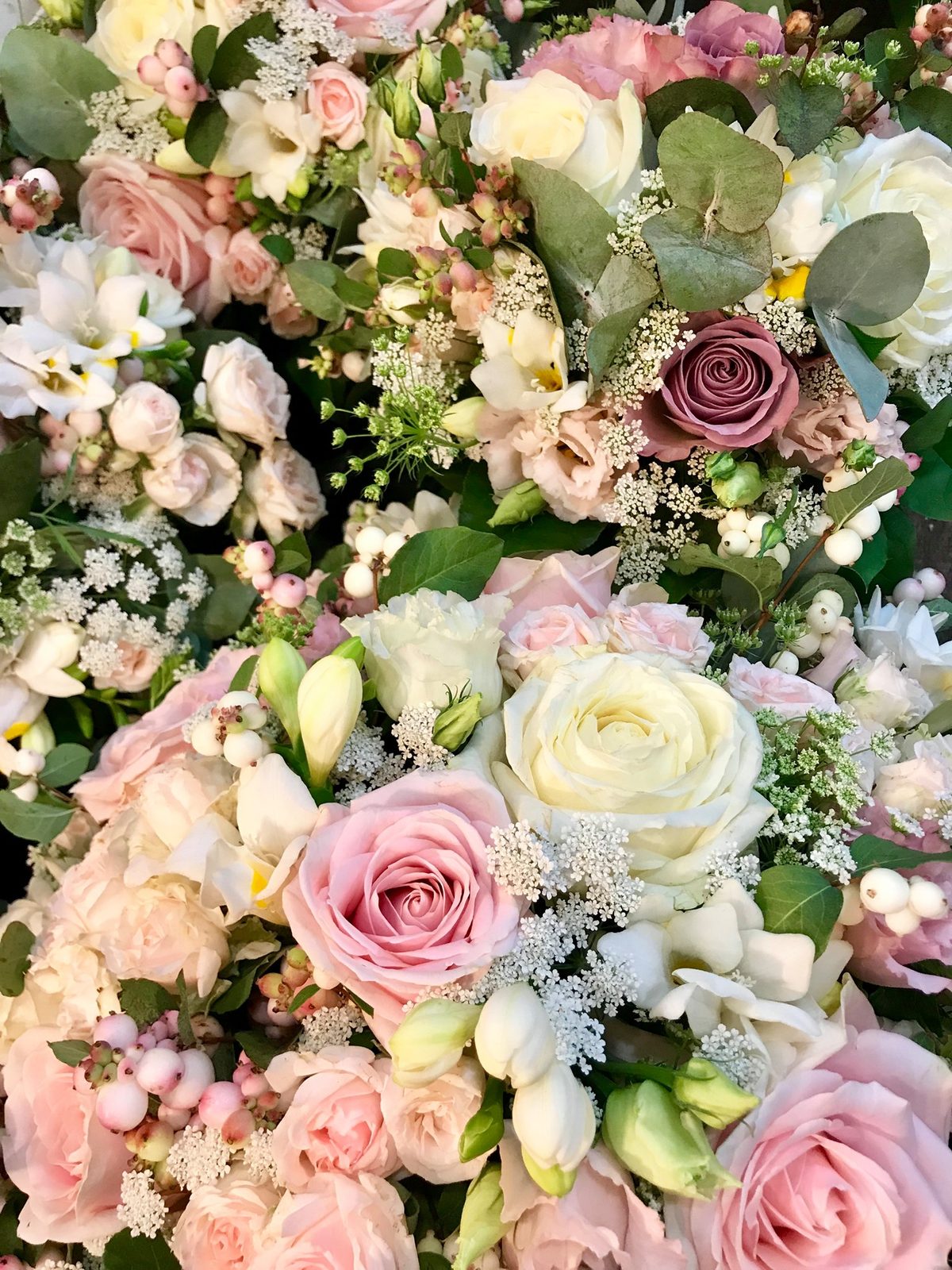 Bouquet pastel de roses et de fleurs de saison