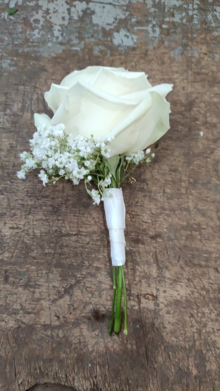 Boutonnière de mariage, rose blanche