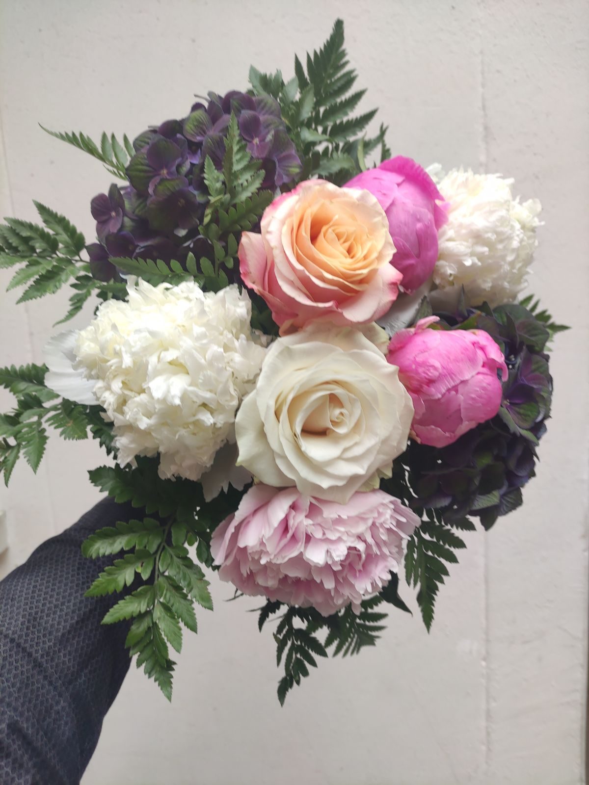 Bouquet de roses blanches, pêche et roses
